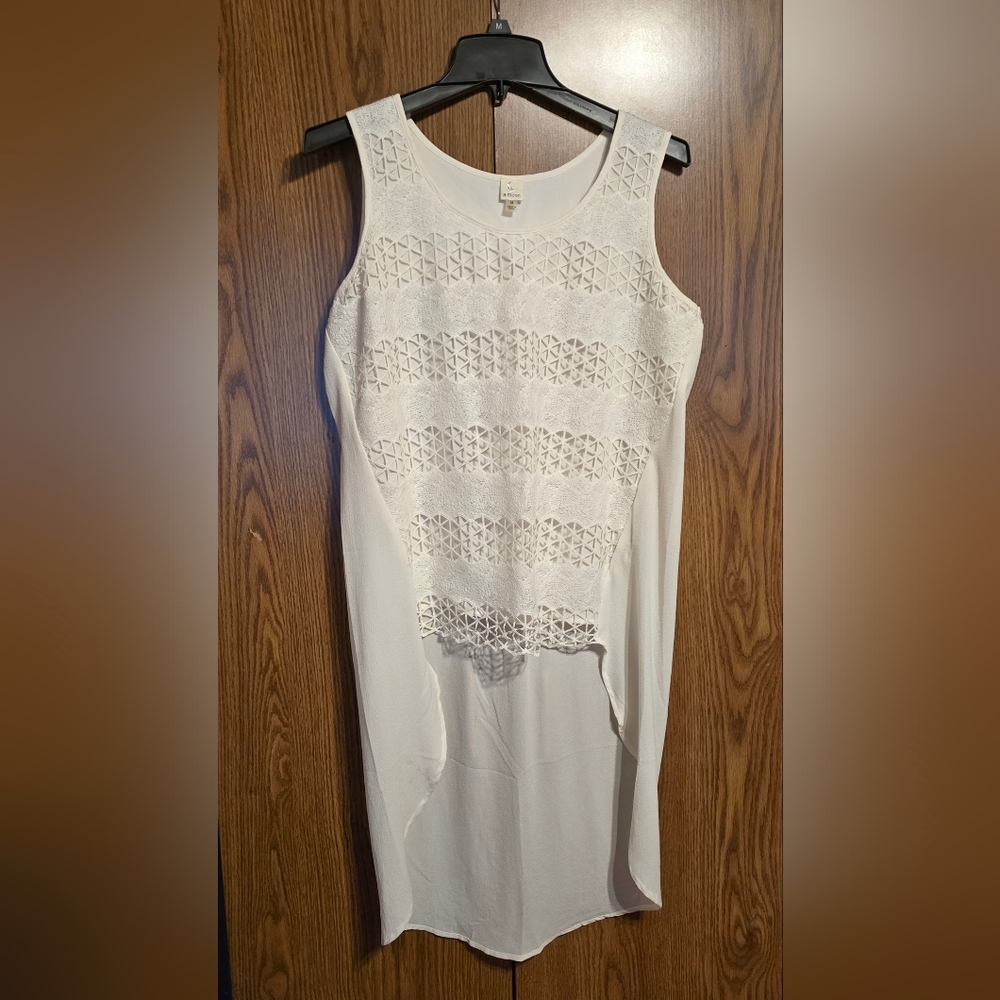 Chic White Geometric Lace Blouse
